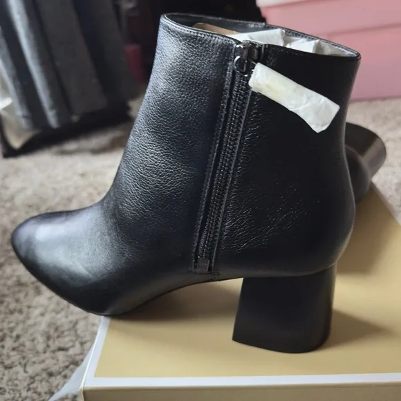 NWT New In Box MICHAEL MICHAEL KORS
Alane Pebbled Leather Ankle Boot Size 8.5 - Picture 8 of 11